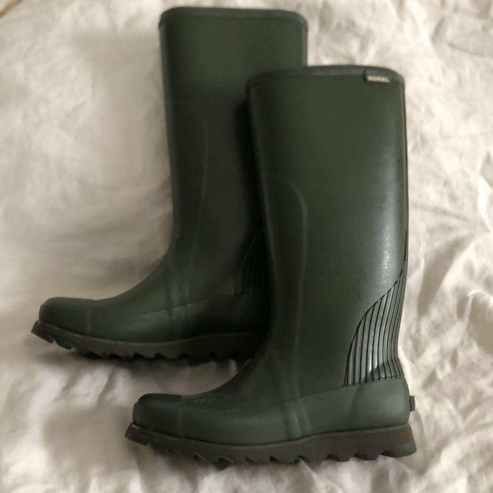 Sorel tall rubber rain boots like new worn twice